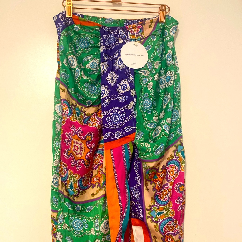 Brand new skirt with split, size large